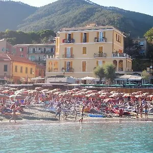 https://hotel-la-spiaggia.hotelitalianriviera.com